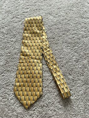 Roundtree & Yorke Gold and Black Geometric Silk Tie Roundtree&Yorke
